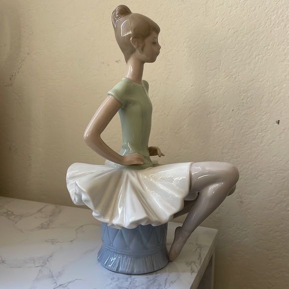 Lladro sitting ballerina - Picture 3 of 4